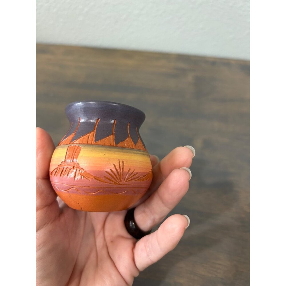 Red Earth Pottery Small Vase Signed Etched Native American Made 2.5" - Picture 4 of 8